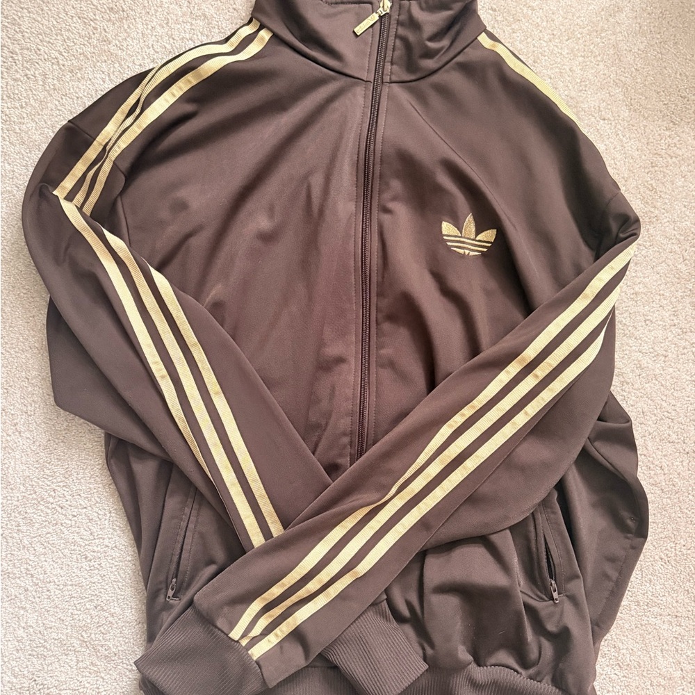 Nostalgic New Jersey 2000’s Men’s Jacket with Gold Accents
